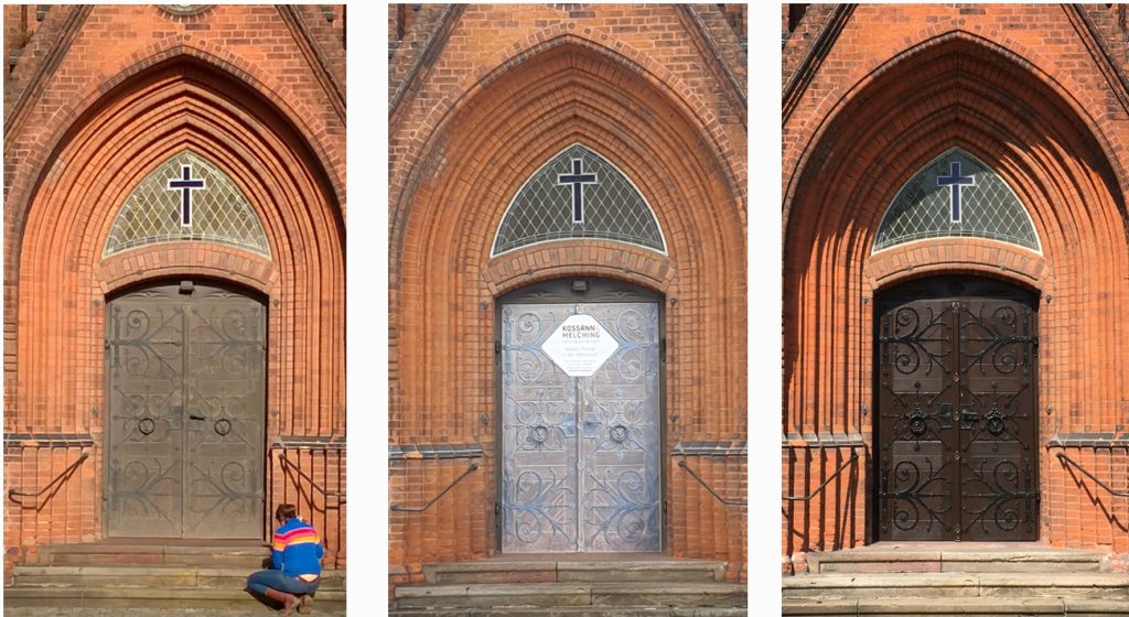 Portaltür der evangelischen Kirche Kirchenportal
